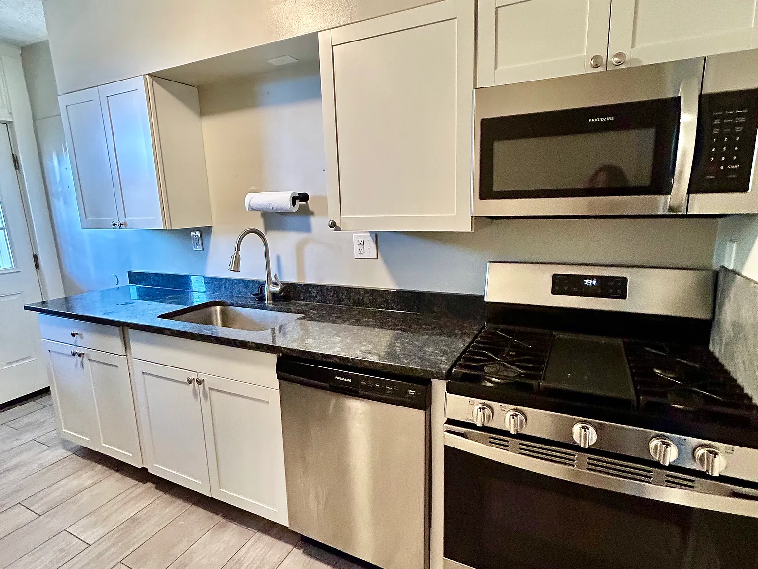 3 bed, 950 sqft, $1,400 — Photo 2