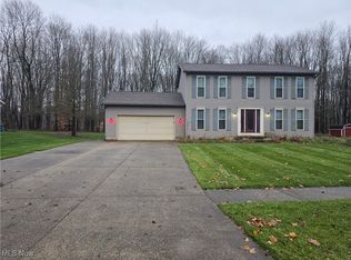 8216 Clover Ln, Garrettsville, OH 44231