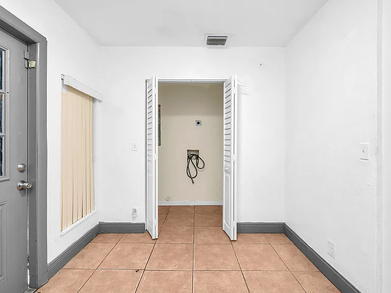 124 SW 10th Ave — Photo 14
