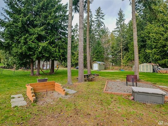 Horseshoes and fire pit to relax in the evenings.