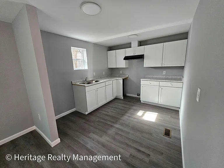 2391 Monroe Ave — Photo 9