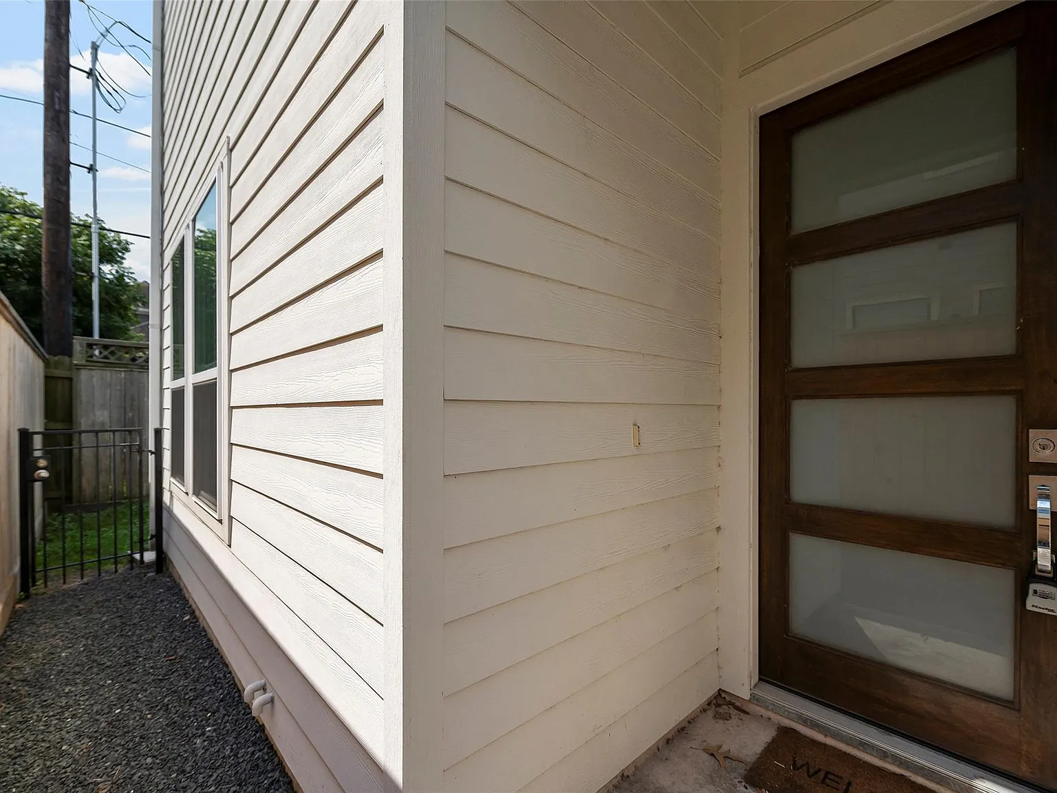 3 bed, 2.5 bath, 2050 sqft, $3,000 — Photo 2