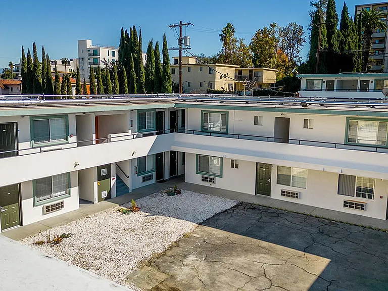 Royal Viking Apartments — Photo 7