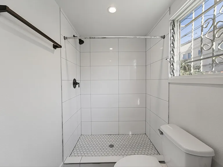 1616 S Norton Ave — Photo 5