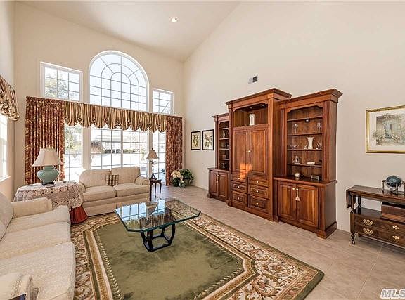 5th image of 459 Florencia Pl