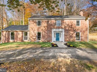 9136 Hollyoak Dr, Bethesda, MD 20817