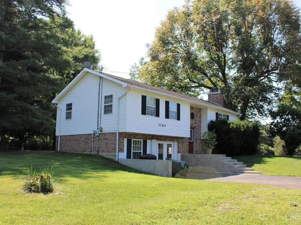 1764 Stuttgart Dr, Fayetteville, OH 45118