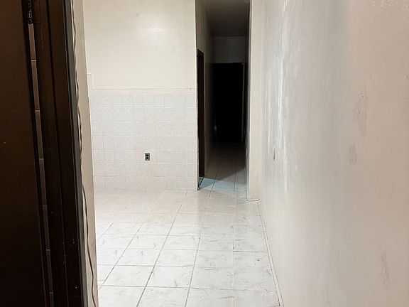 4th image of 187 Augusta Ave