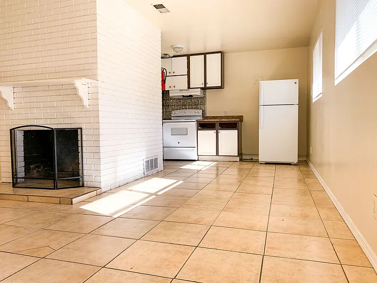 Spacious 2 Bedroom Apartment with Fireplace — Photo 8