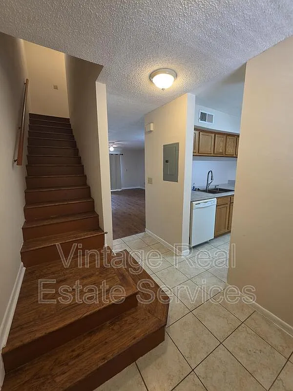 3 bed, 2.5 bath, 1192 sqft, $1,795 — Photo 2