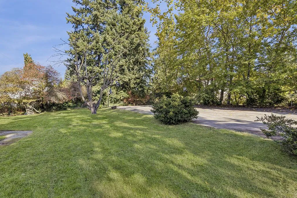 12718 5th Ave. NE - 3 bedrooms — Photo 4