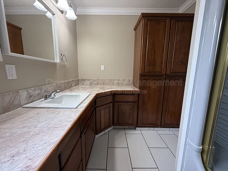 18 Trinity Pl W — Photo 17