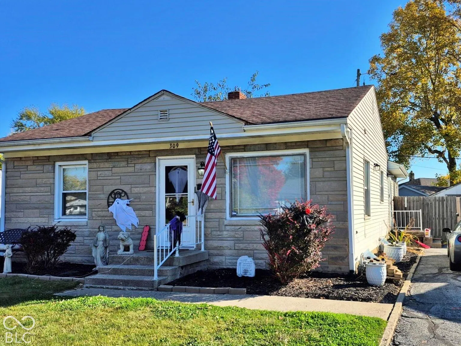 3 bed, 1.0 bath, 976 sqft, $1,250 — Photo 2