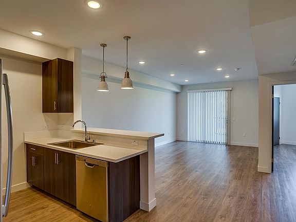 5th image of 6015 Woodman Ave #206