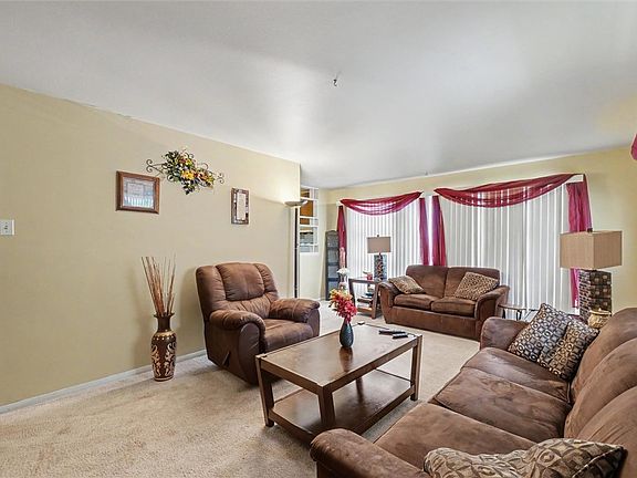 5th image of 902 S Belmont Ave