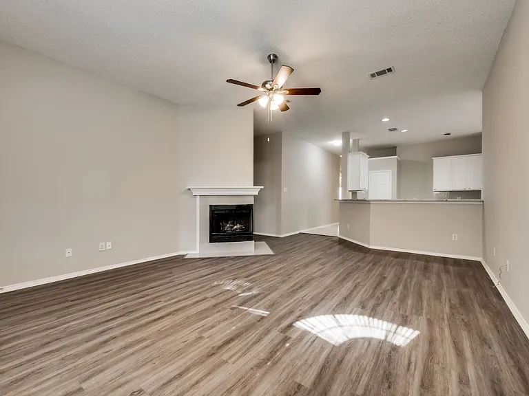 806 Ashley Ln — Photo 6