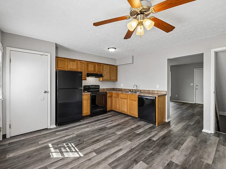 Sharon Green Townhomes — Photo 7
