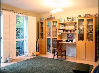 8 Surrey Ln, San Rafael, CA 94903