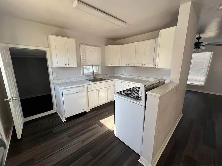 3208 S Jackson St — Photo 2