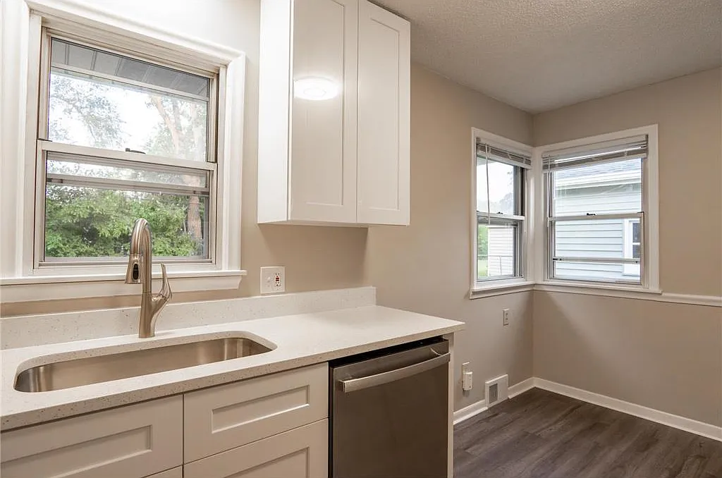 3 bed, 1100 sqft, $2,400 — Photo 3