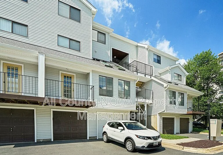 1611 Carriage House Ter #1611 — Photo 1