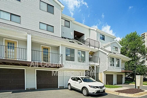1611 Carriage House Ter #D Photo 1
