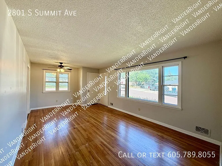 2801 S Summit Ave — Photo 2