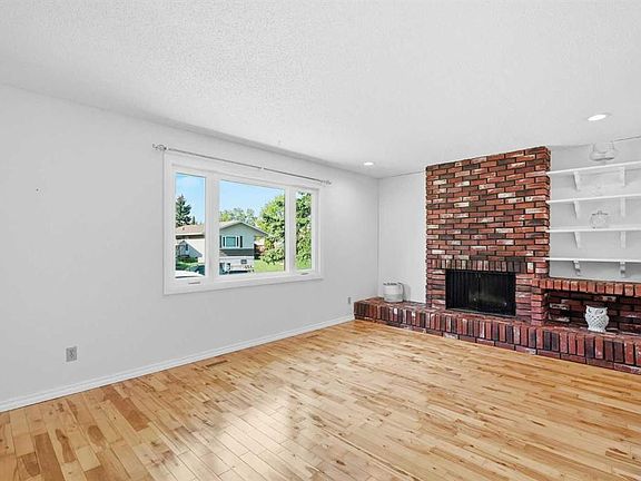 4th image of 6119 N Blackthorn Cres NE