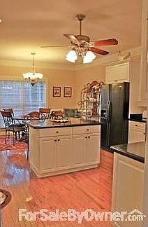 Kitchen Dining Area : Cozy dining that looks out on large backyard