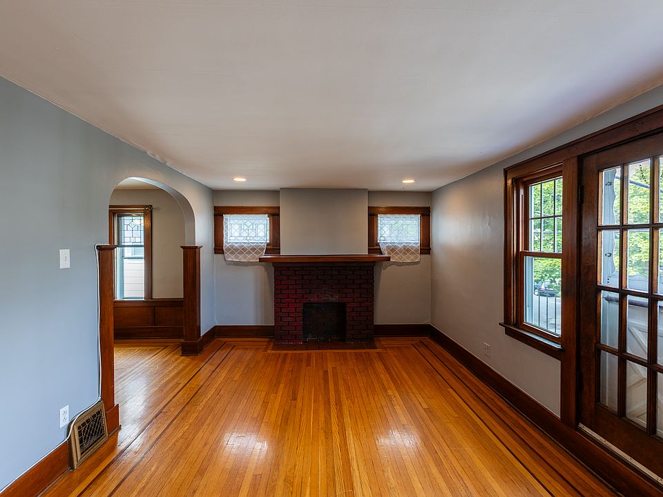 Another photo of the living room