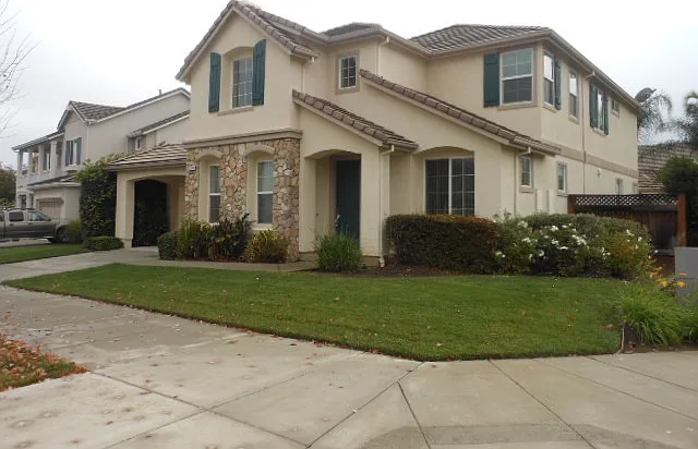 Beautiful 4 Bed, 3 Bath in Rose Garden — Photo 3