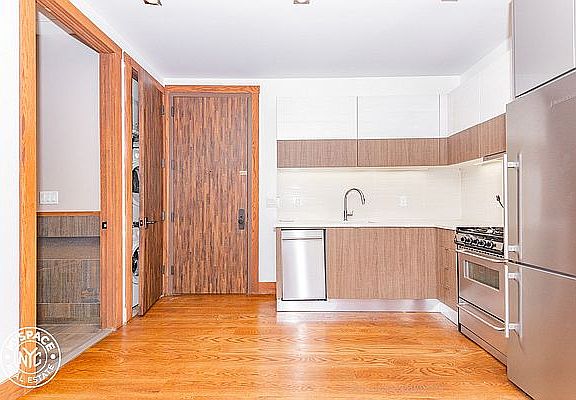 3rd image of 853 Willoughby Ave #2B