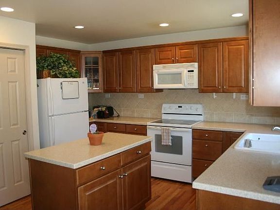 LARGE KITCHEN