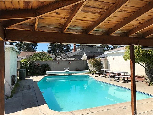 2nd image of 935 N Catalina St