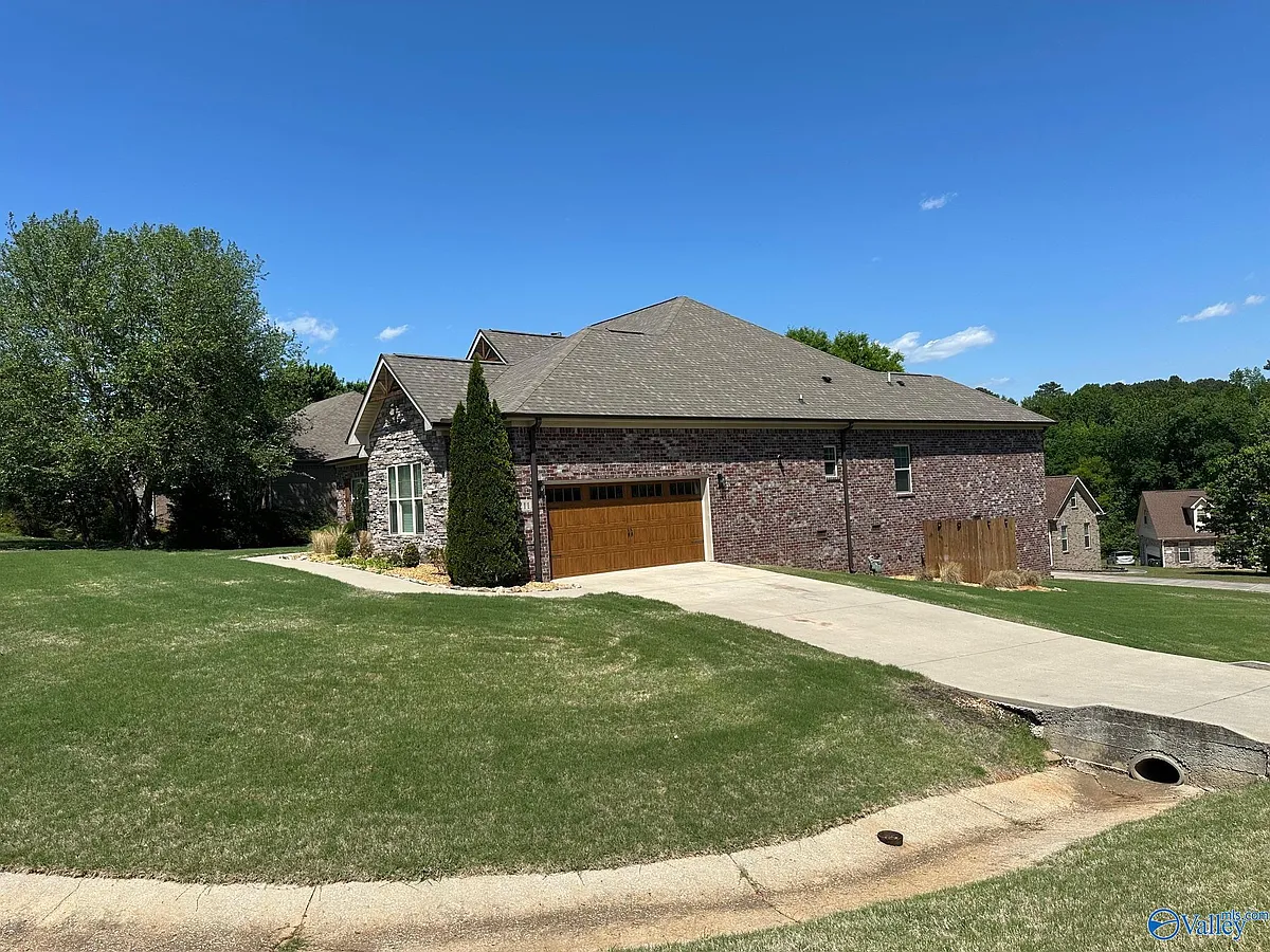 Building Photo - 211 Blackoak Dr