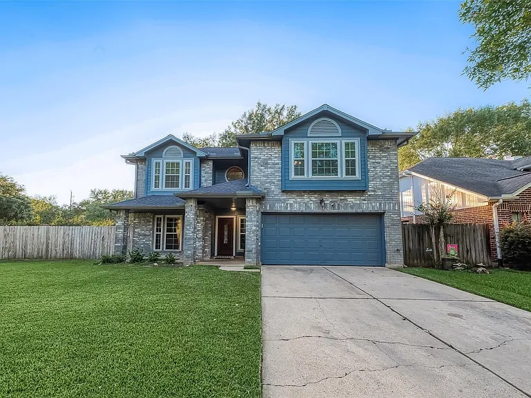 2122 Courtshire Ln — Photo 1