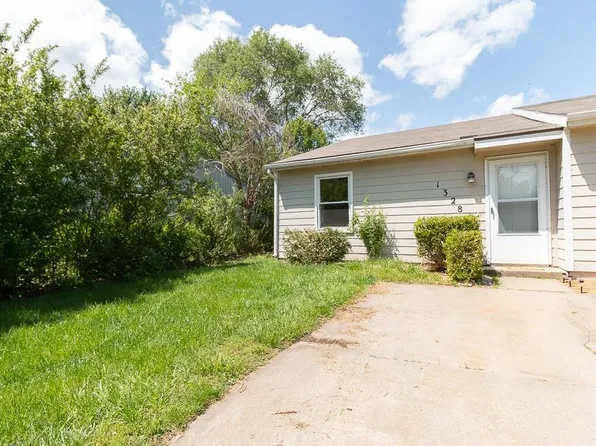 1328 E 25th Ter, Lawrence, KS 66046