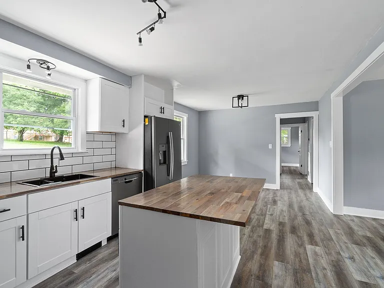 219 Kirby Dr — Photo 6