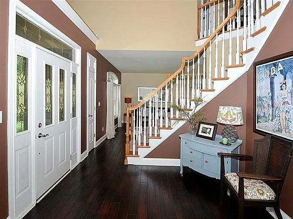 4th image of 4024 Village Ridge Dr