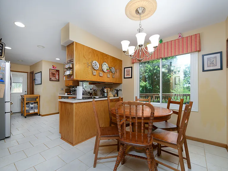 107 Lincoln Ln — Photo 4