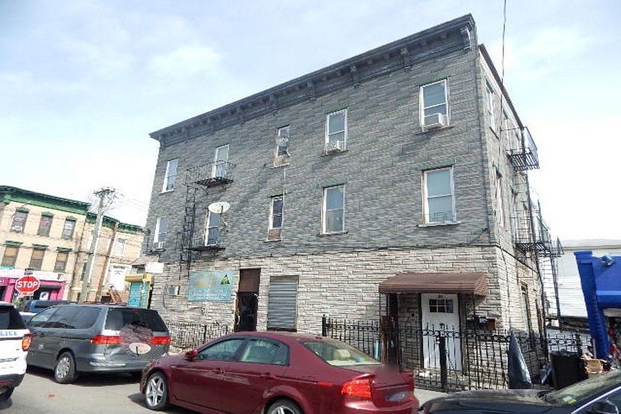 2nd image of 896 Belmont Ave #2
