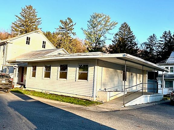 862 Iron Ridge Rd - Apt D Front Entrance