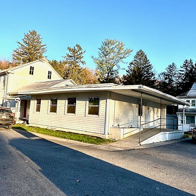 862 Iron Ridge Rd - Apt D Front Entrance