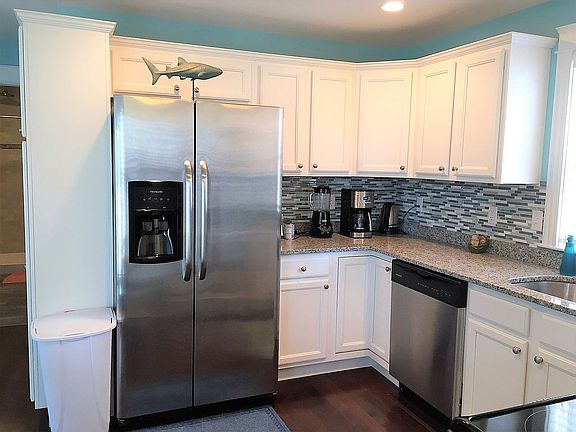 kitchen w/ ss appliances