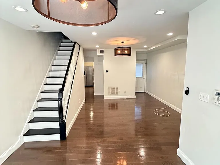 709 S Warnock St — Photo 4