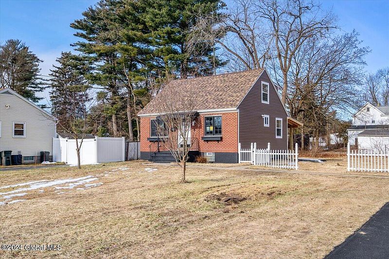 2nd image of 217 Chiswell Road