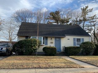 1098 Merillon St, Uniondale, NY 11553
