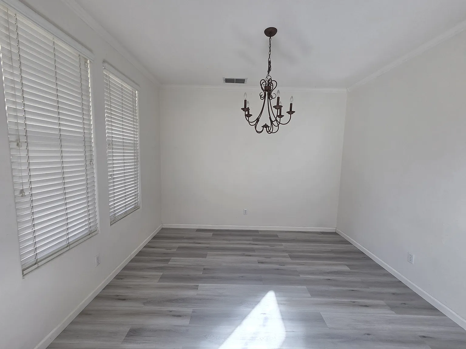 4 bed, 2428 sqft, $3,100 — Photo 3