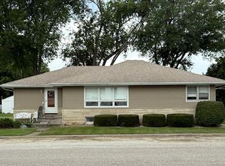 301 S 4th St, Cissna Park, IL 60924