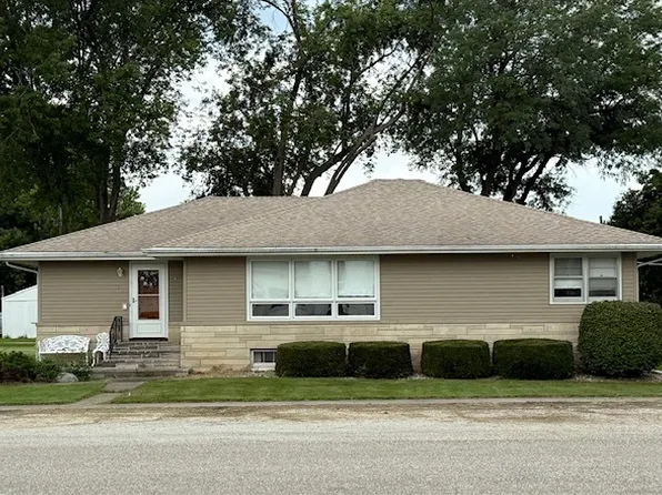 301 S 4th St, Cissna Park, IL 60924